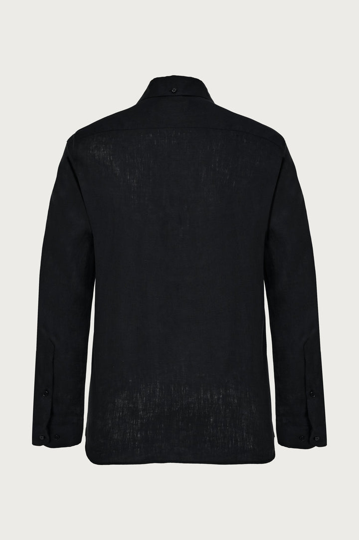 Simple, classic shirt in black with logo on chest