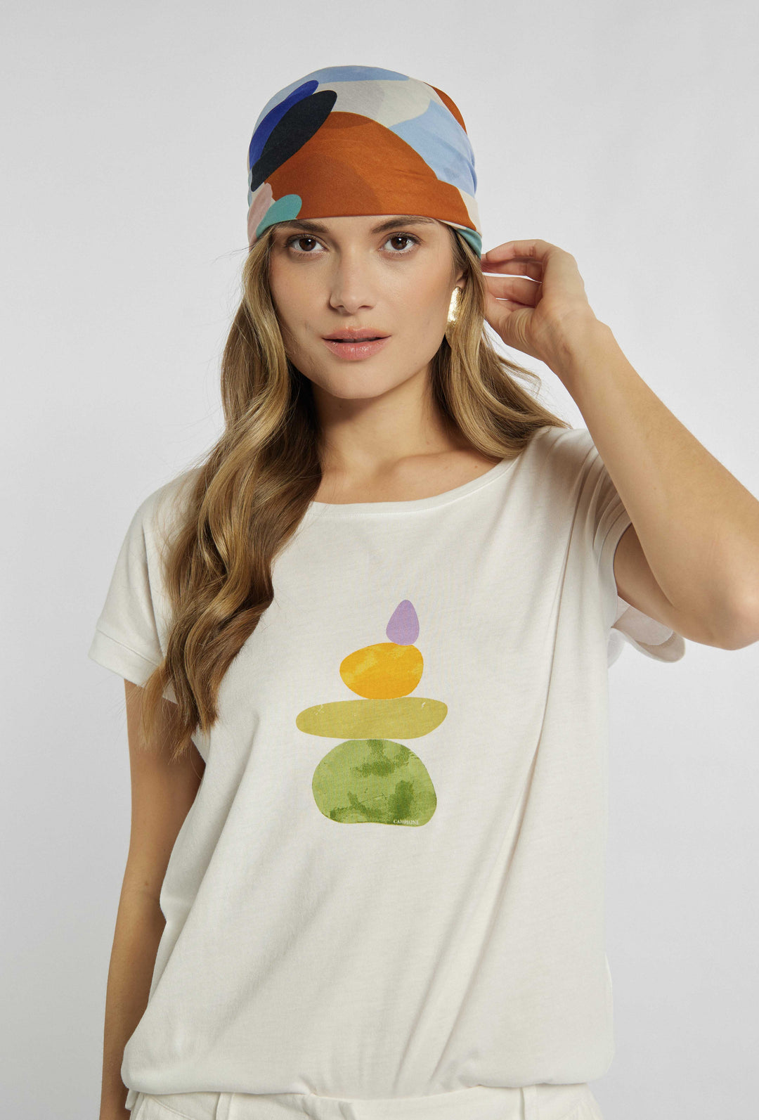 T-Shirt in Ecru-Farbe mit buntem Aufdruck auf der Vorderseite