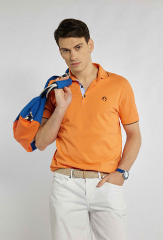 Oranges Polo mit stylischen Besätzen