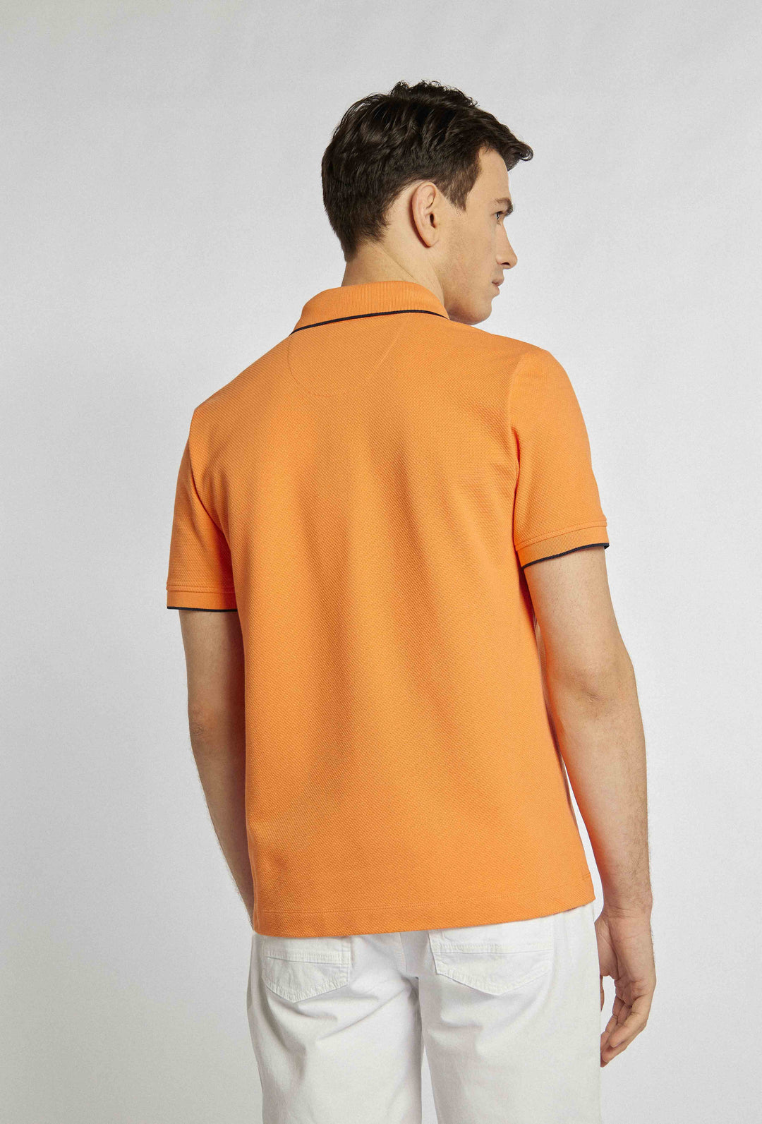 Oranje polo met stijlvolle biezen