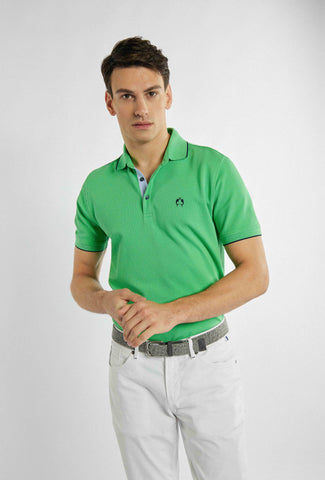 Grünes Polo mit Markenlogo auf der Brust und feinen schwarzen Details