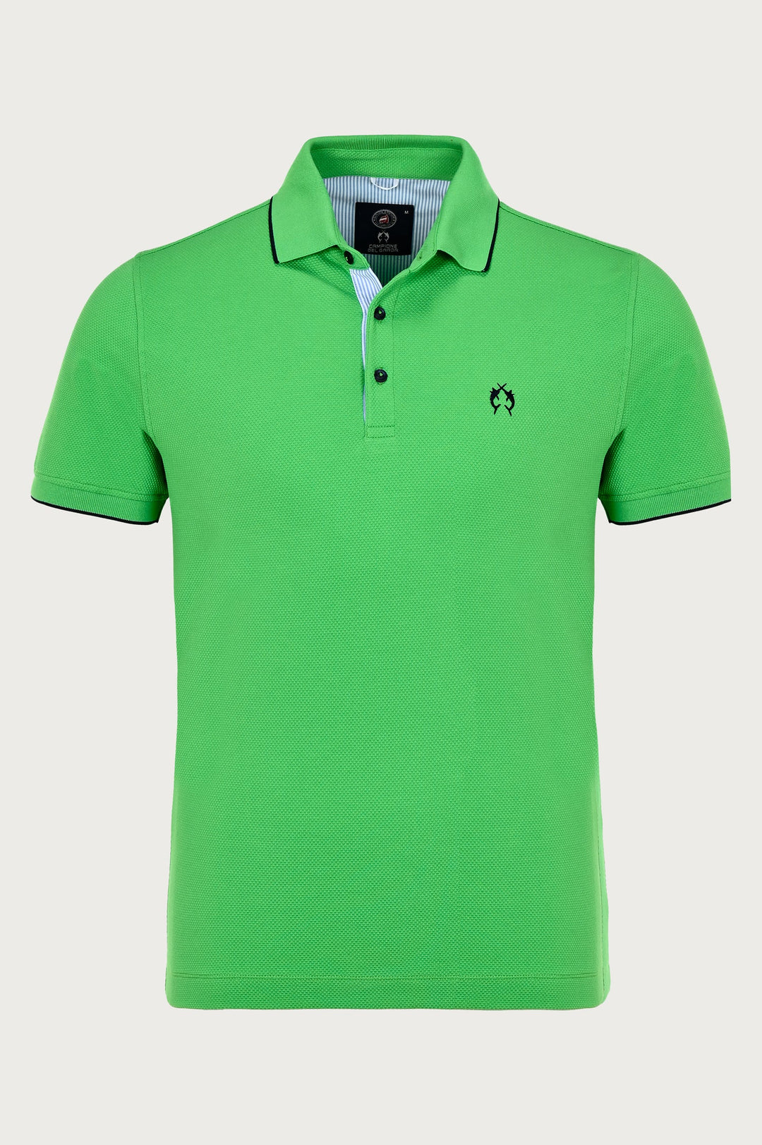 Groene polo met merklogo op de borst en zwarte fijne details