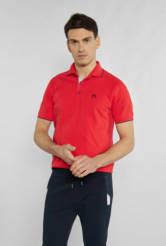 Roter klassischer Fleece mit schwarzen Elementen an Ärmeln und Kragen