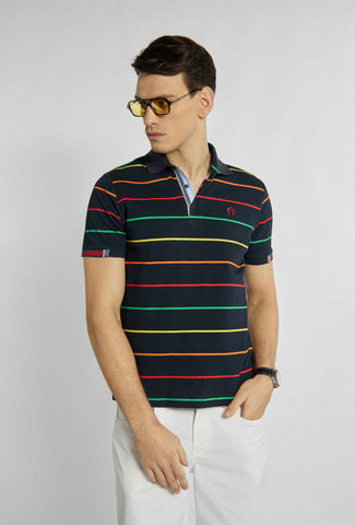 Marineblaues Poloshirt mit dünnen, mehrfarbigen Querstreifen
