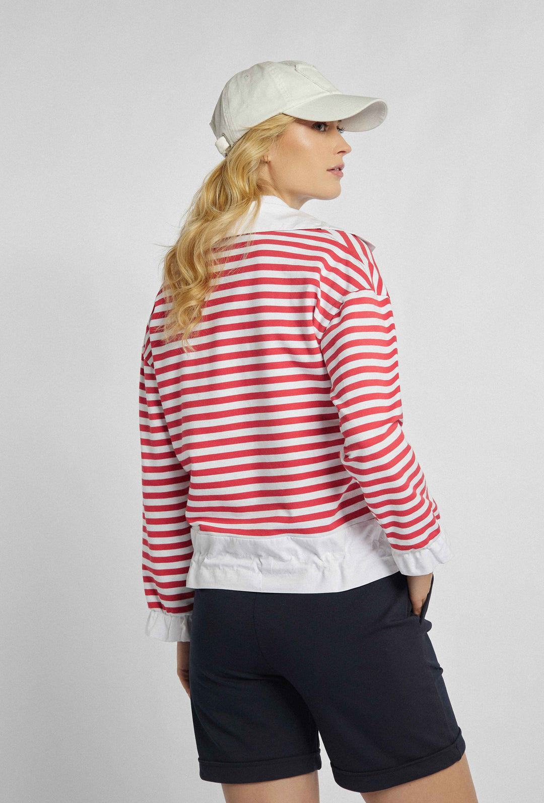 Aufgeknöpftes gestreiftes Sweatshirt mit Kragen