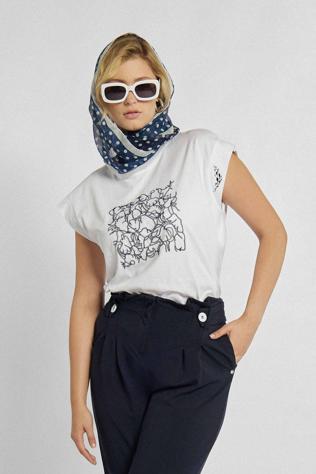 Weißes T-Shirt mit kontrastierendem Aufdruck im Marine-Stil