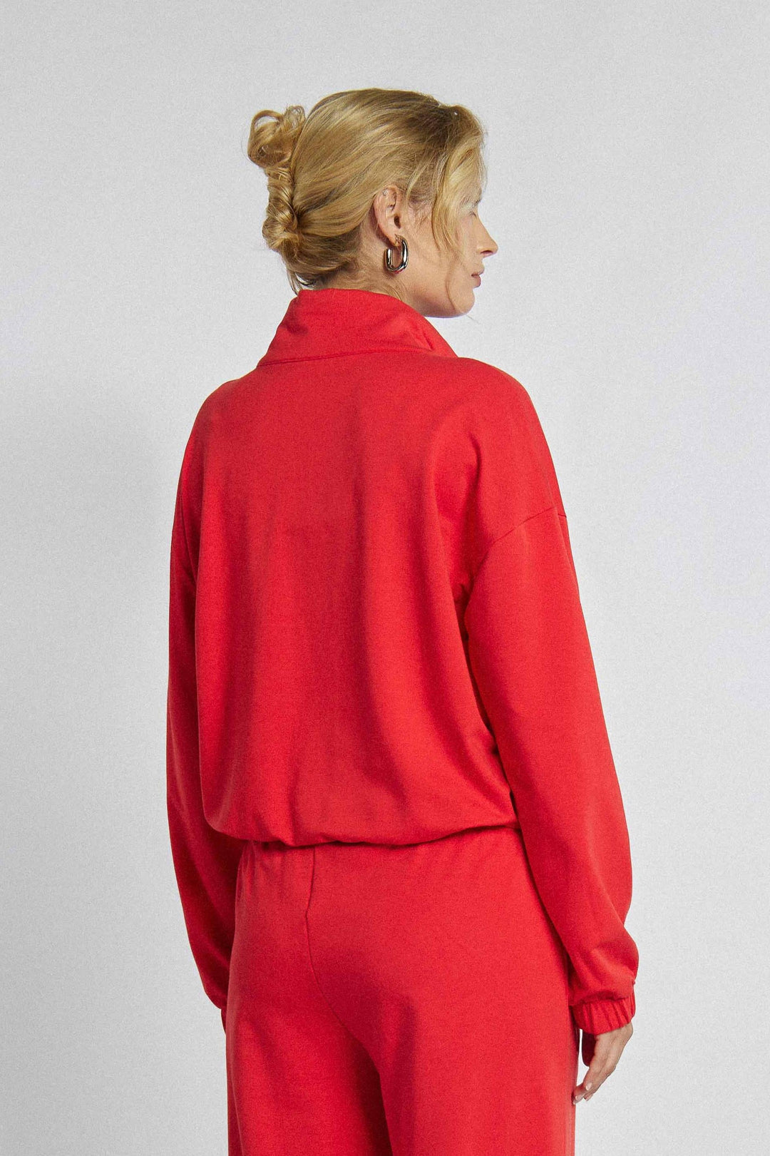 Rotes aufgeknöpftes Sweatshirt mit Taschen und gerippten Bündchen