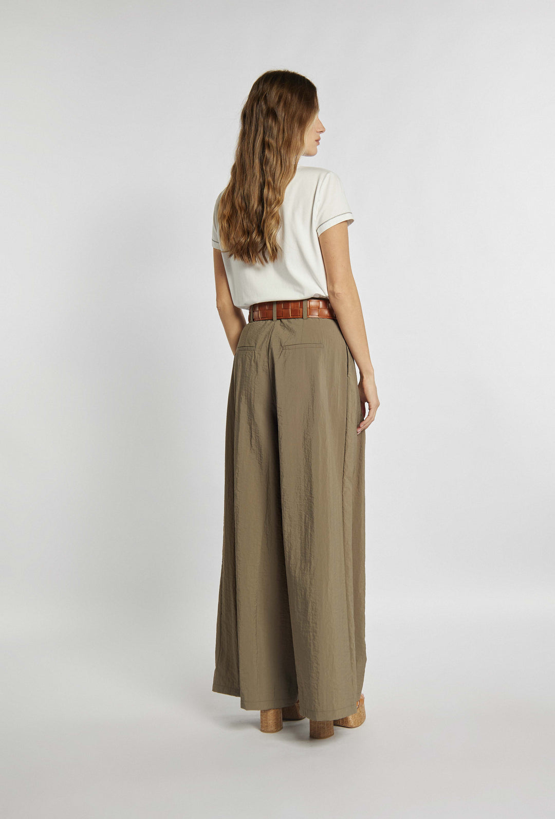 Pants with wide leg in khaki color