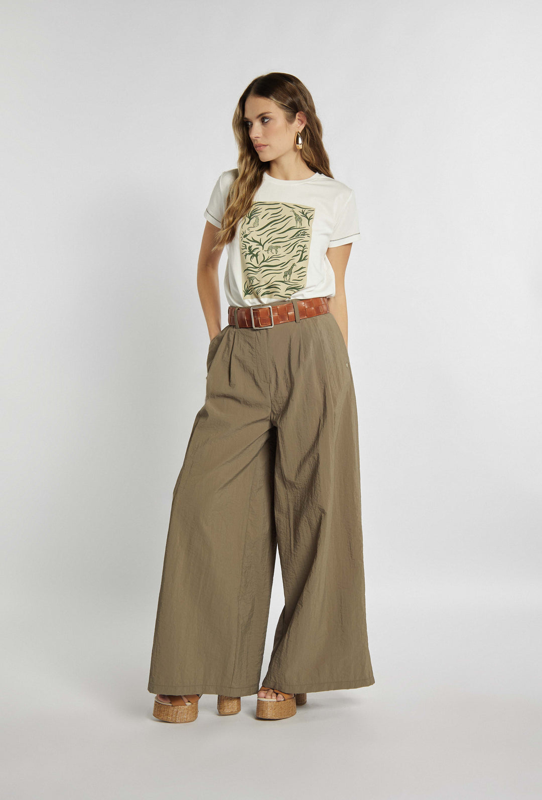 Pants with wide leg in khaki color