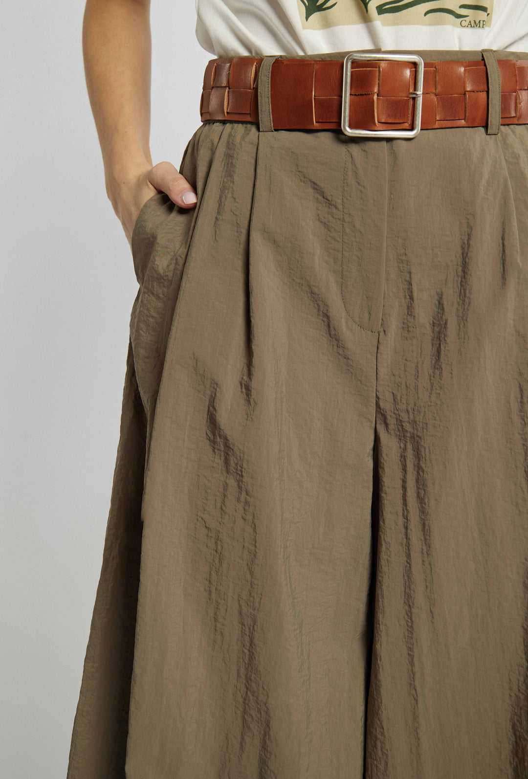 Pants with wide leg in khaki color