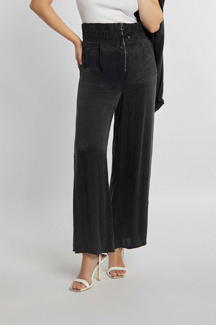 Airy fabric pants in black color