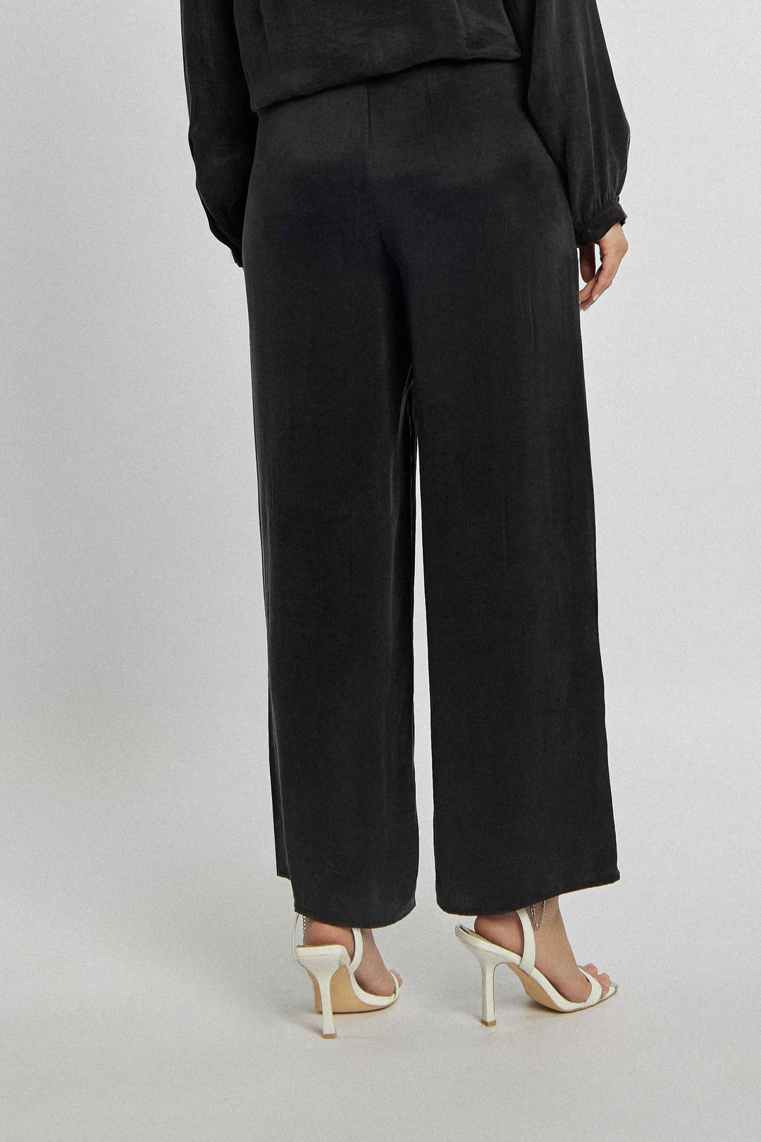 Airy fabric pants in black color