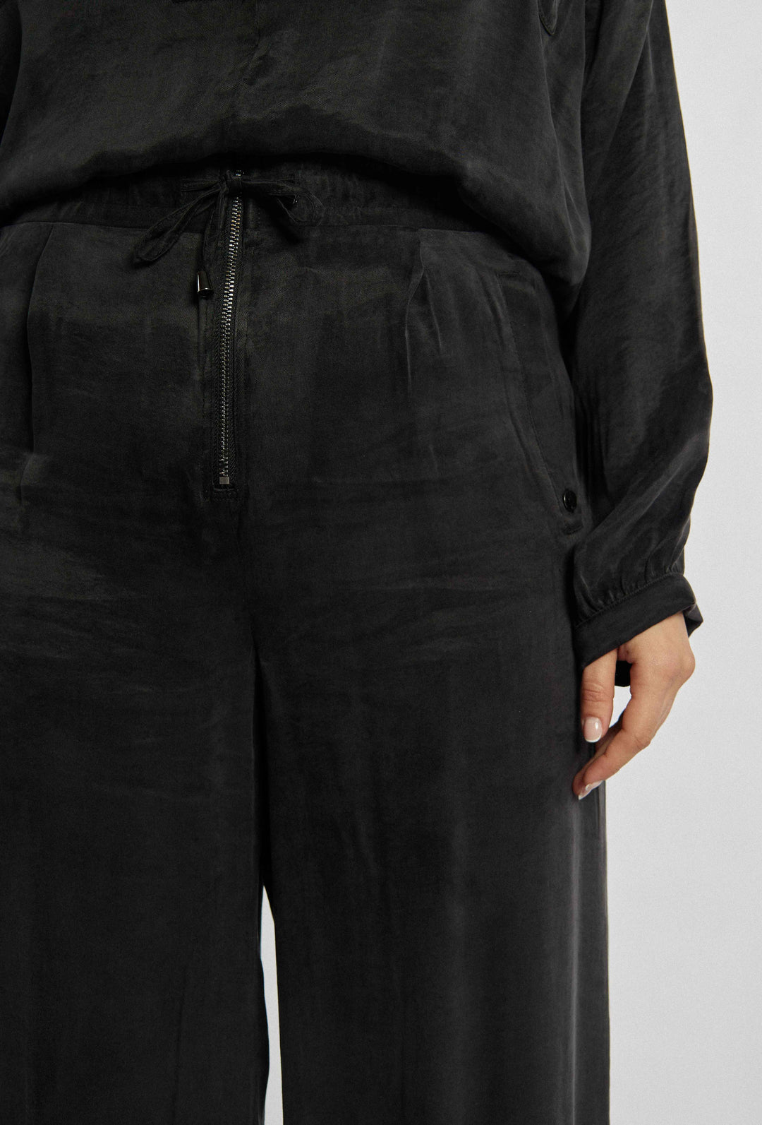 Airy fabric pants in black color
