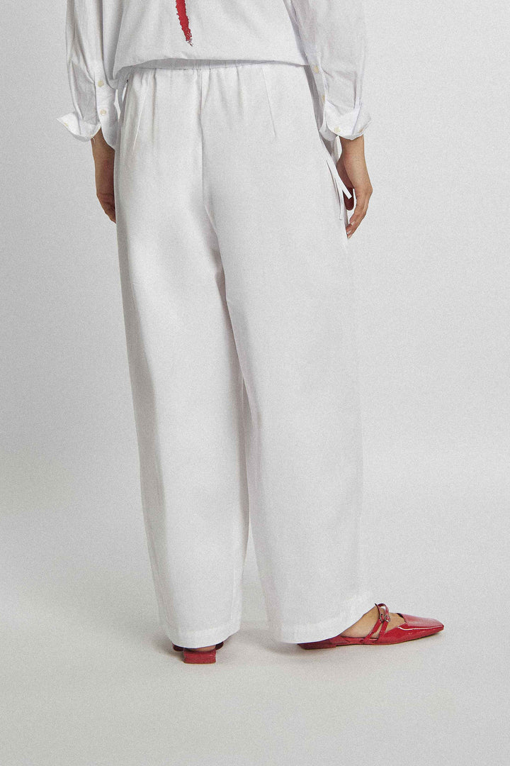 Pants in white color with visible print on one leg
