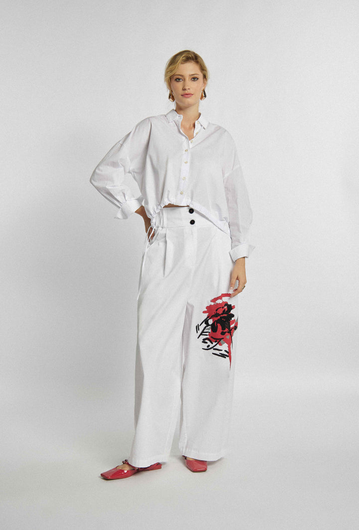 Pants in white color with visible print on one leg