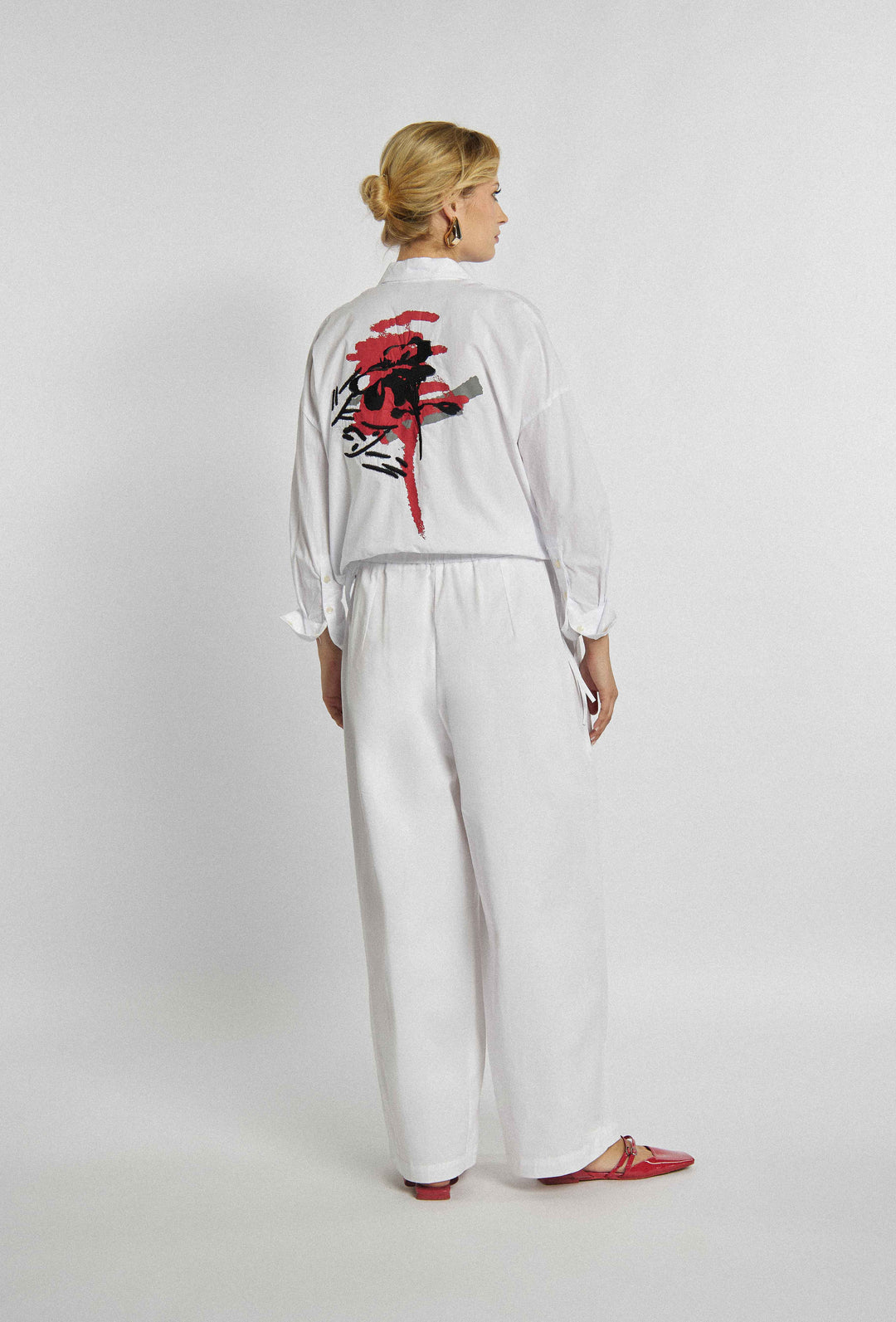 Pants in white color with visible print on one leg
