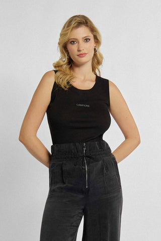 Passendes Top in Schwarz mit breiten Trägern