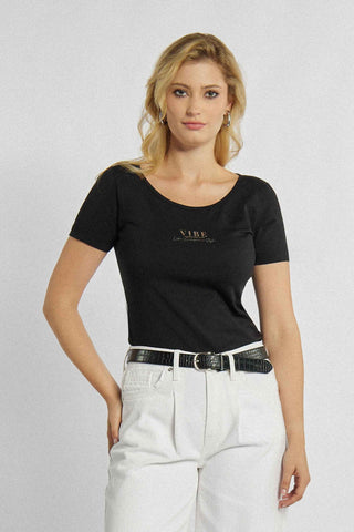 Tailliertes T-Shirt mit Rundhalsausschnitt in Schwarz