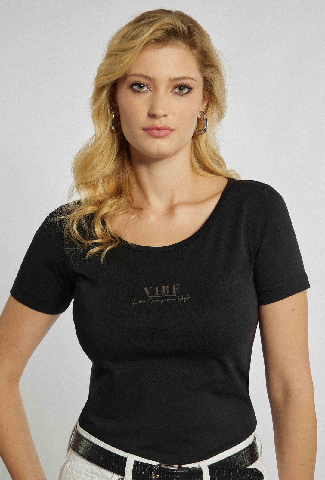 T-shirt ajusté à col rond de couleur noire