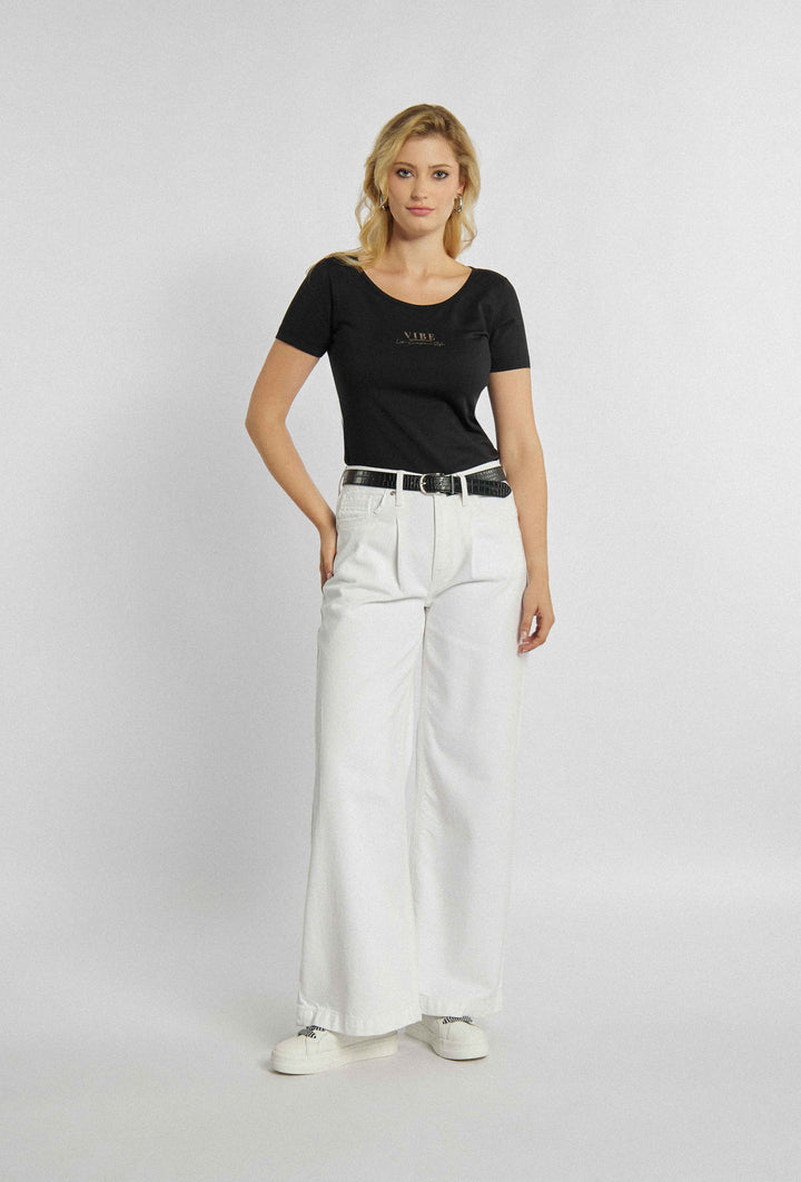 Fitted t-shirt with round neckline in black color