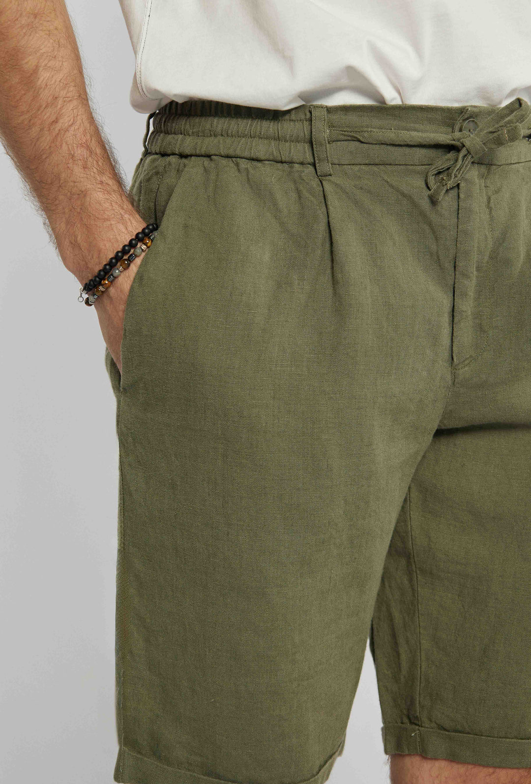 Short drawstring shorts with belt, button and khaki color