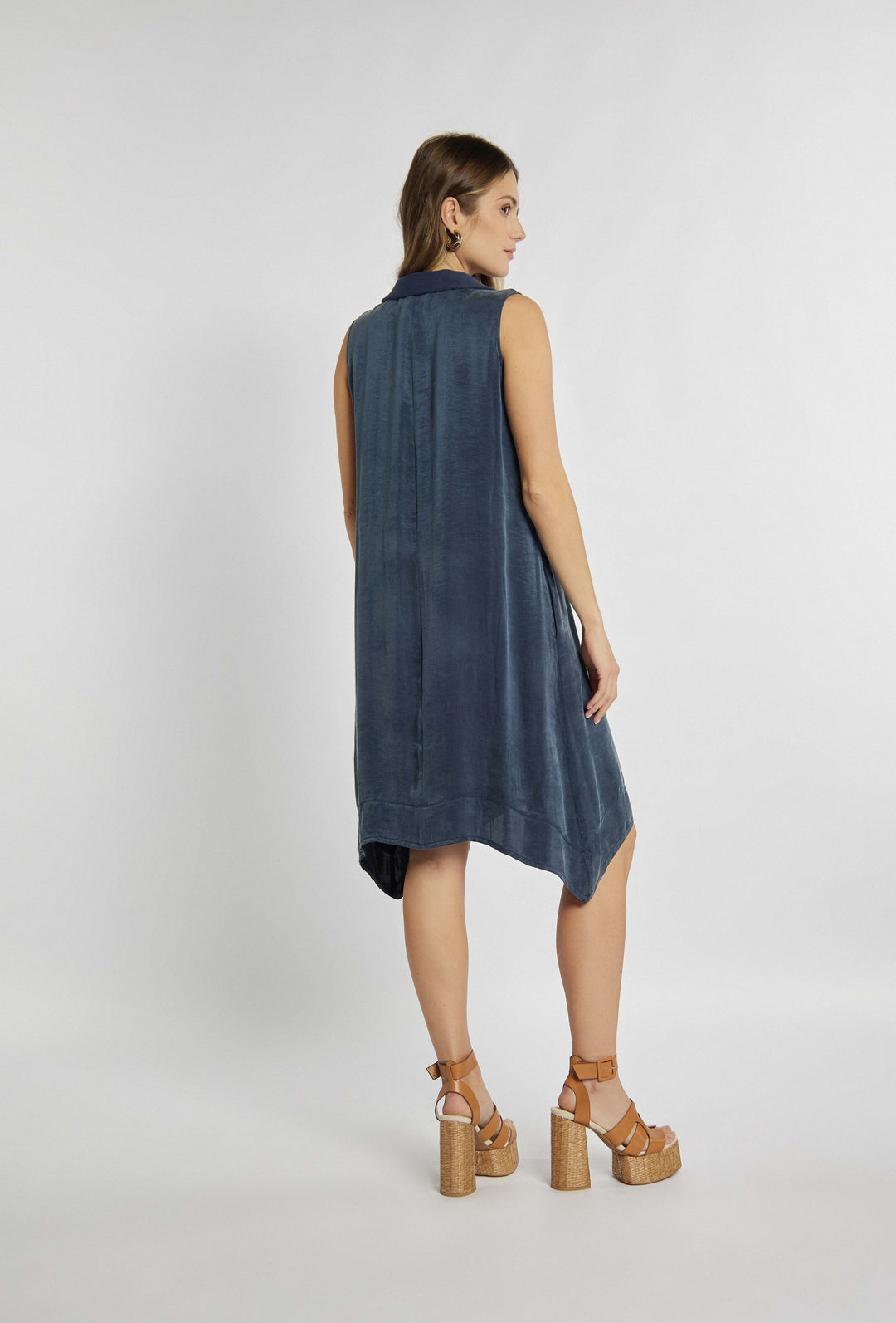 Asymmetrische jurk met brede bandjes in marineblauwe kleur