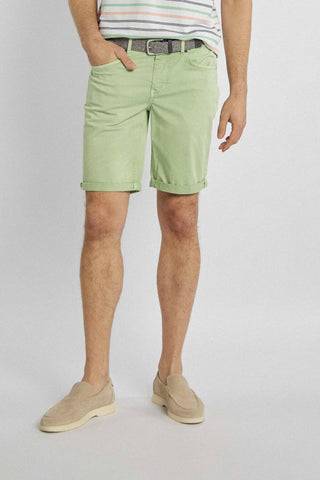 Groene korte broek met decoratieve details en stiksels