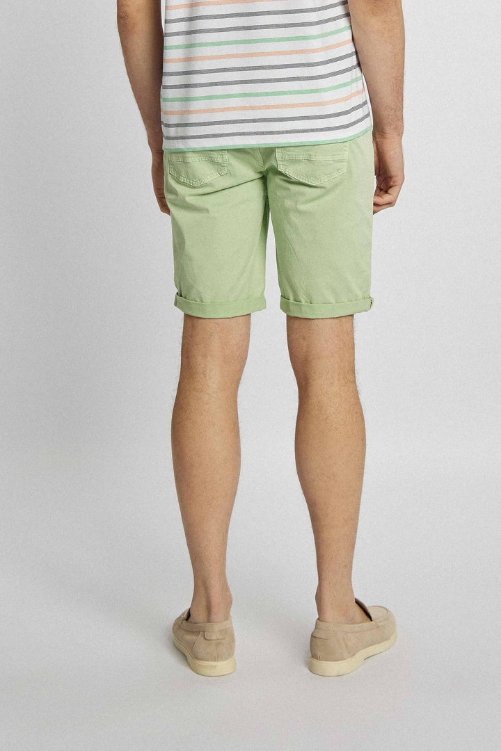 Groene korte broek met decoratieve details en stiksels