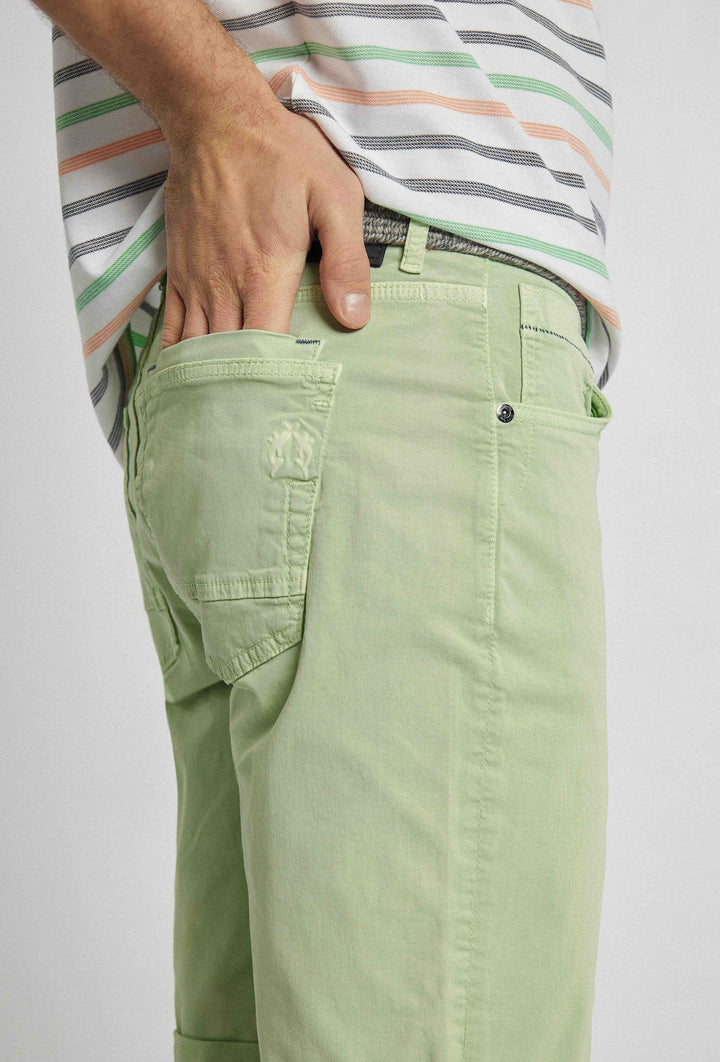Groene korte broek met decoratieve details en stiksels