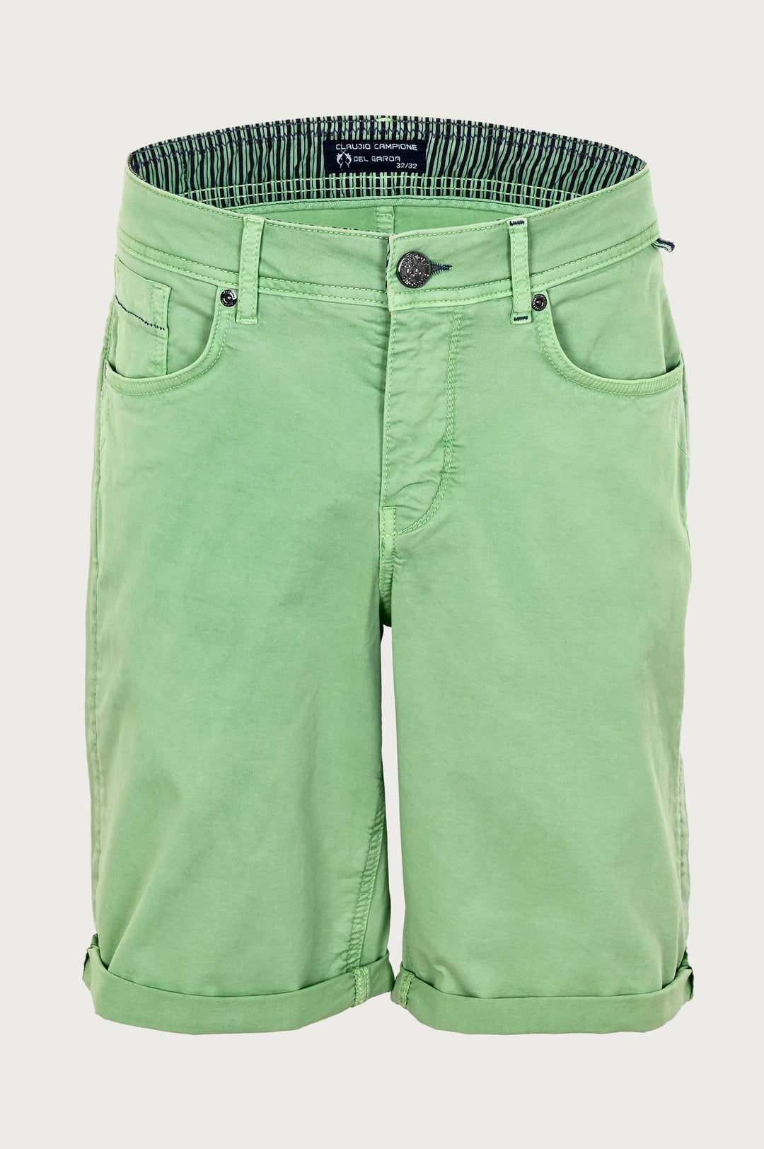 Groene korte broek met decoratieve details en stiksels