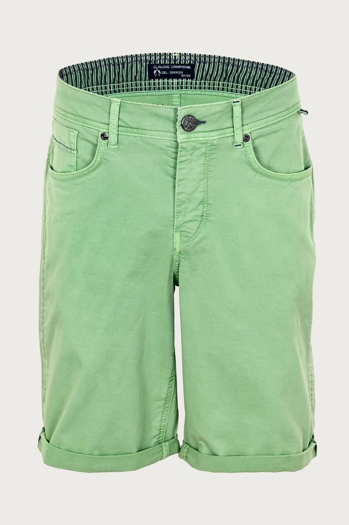 Groene korte broek met decoratieve details en stiksels