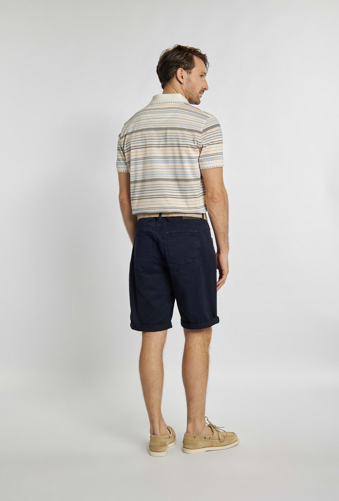 Marineblauwe shorts met decoratieve elementen en zakken