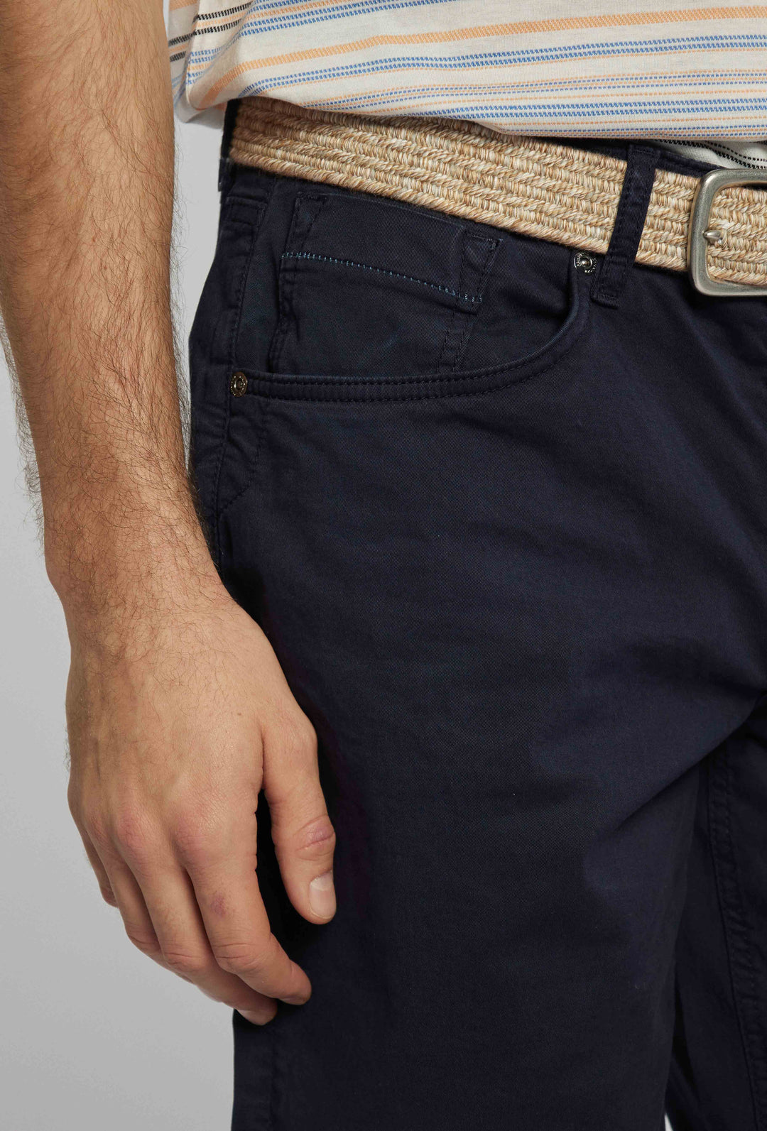 Marineblauwe shorts met decoratieve elementen en zakken