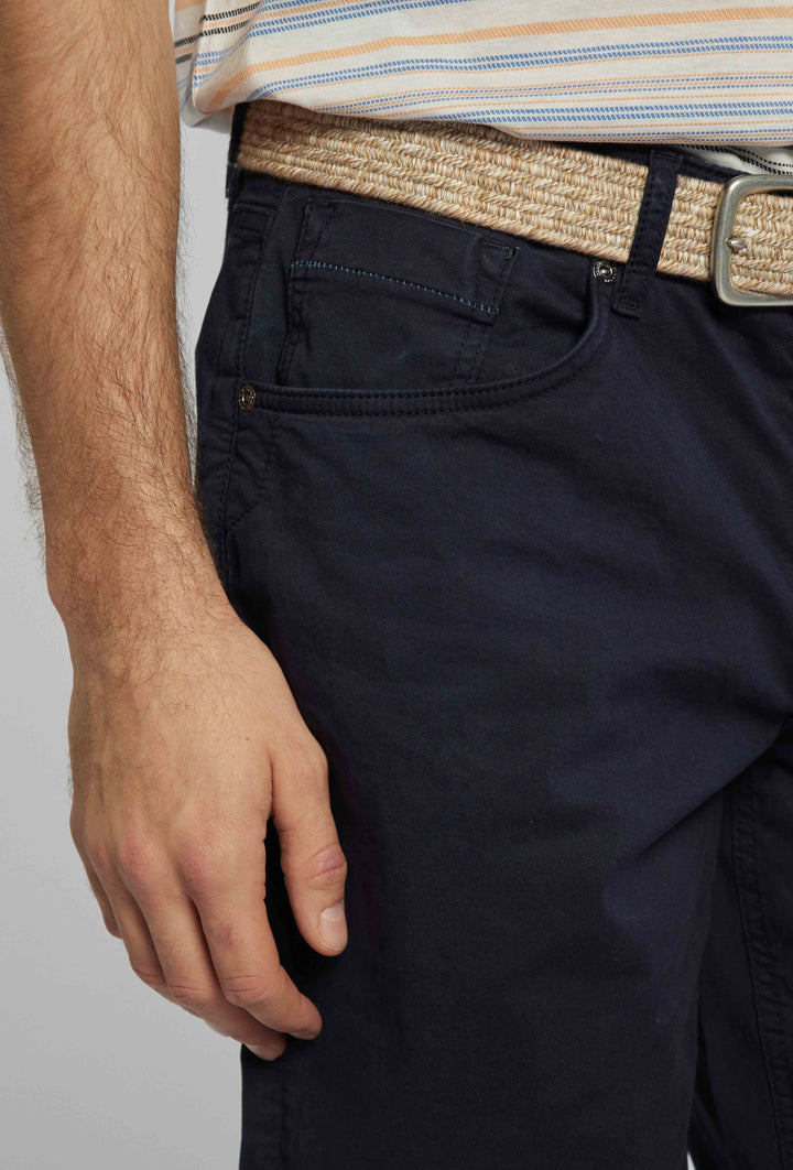 Marineblauwe shorts met decoratieve elementen en zakken