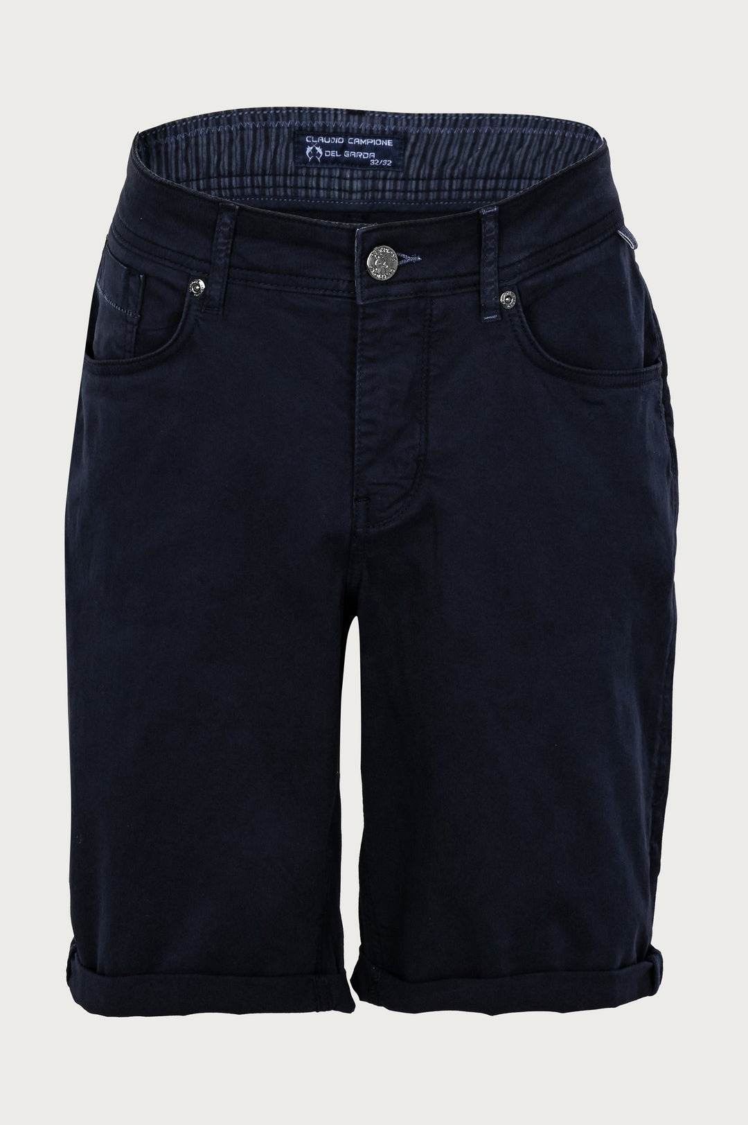 Marineblauwe shorts met decoratieve elementen en zakken