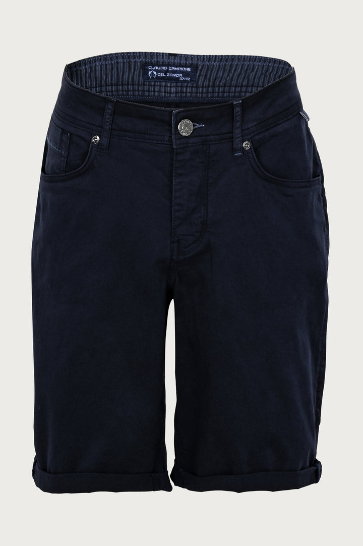 Marineblauwe shorts met decoratieve elementen en zakken