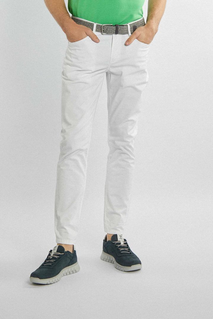 Lange witte broek met zakken en fijne details