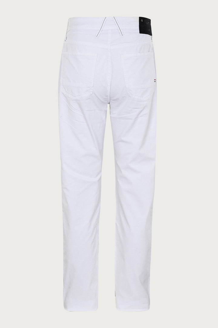 Long white pants with pockets and fine details