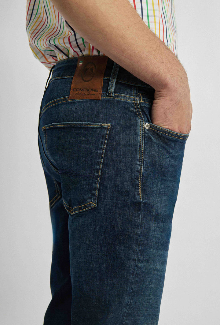 Spijkerbroek met decoratieve stiksels en merklogo op de achterkant