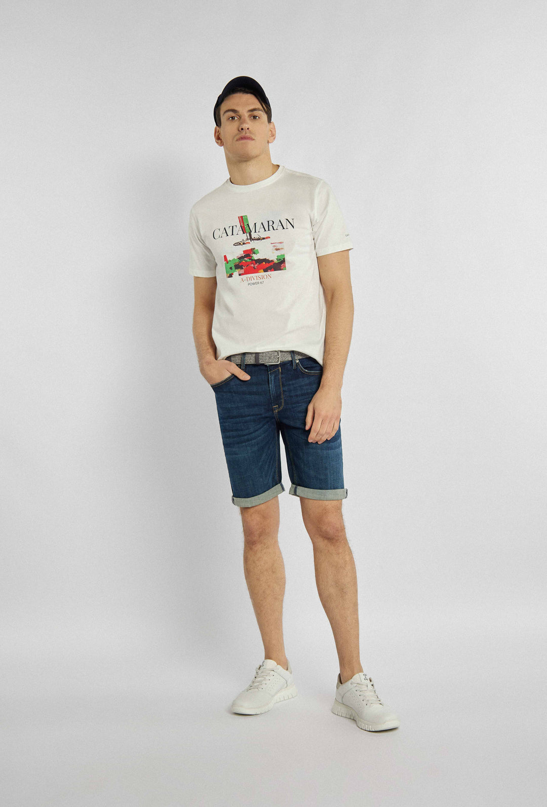 Short denim shorts with sewn-on details and turned-up legs