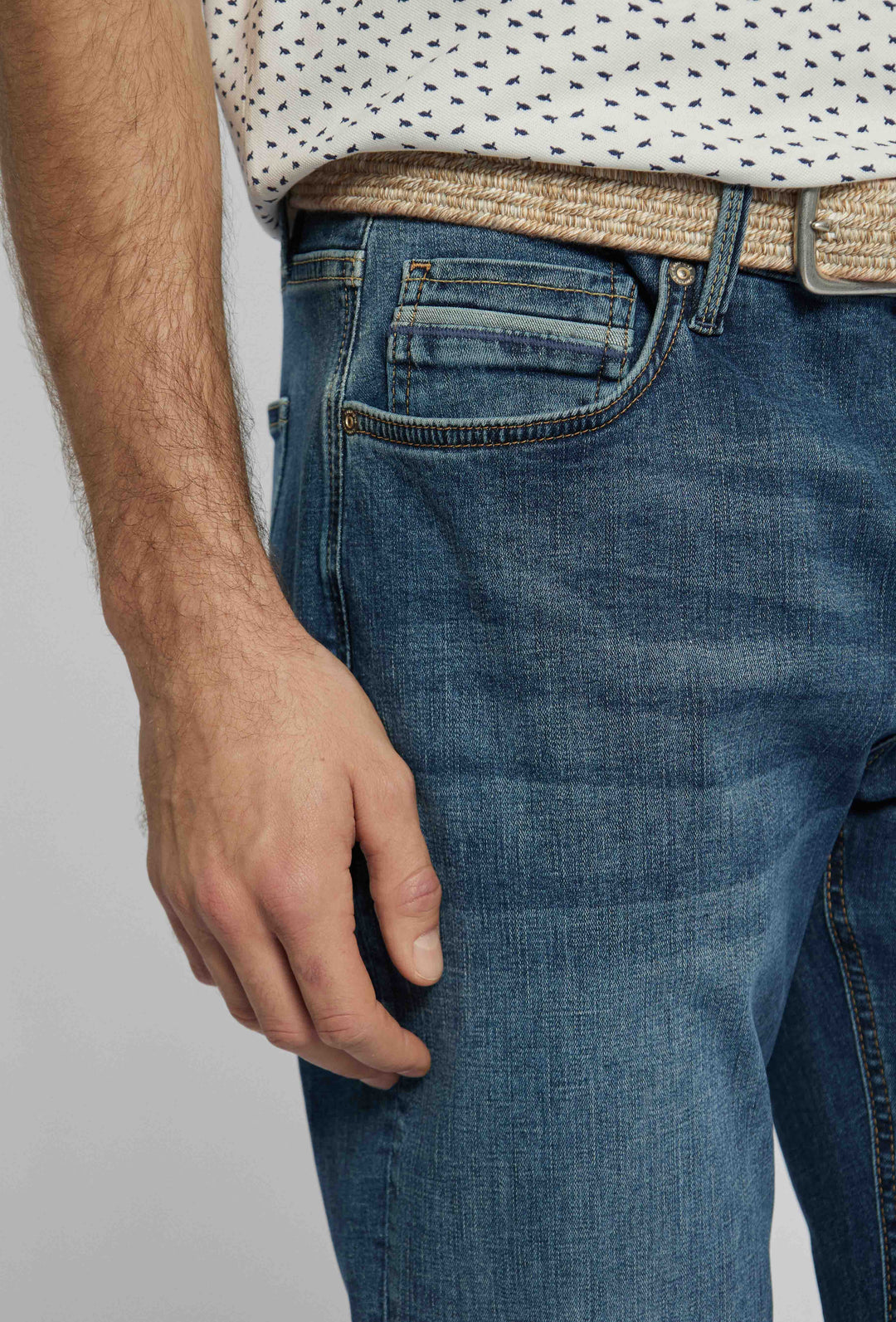 Klassieke herenjeans met zijnaden en taps toelopende pijpen