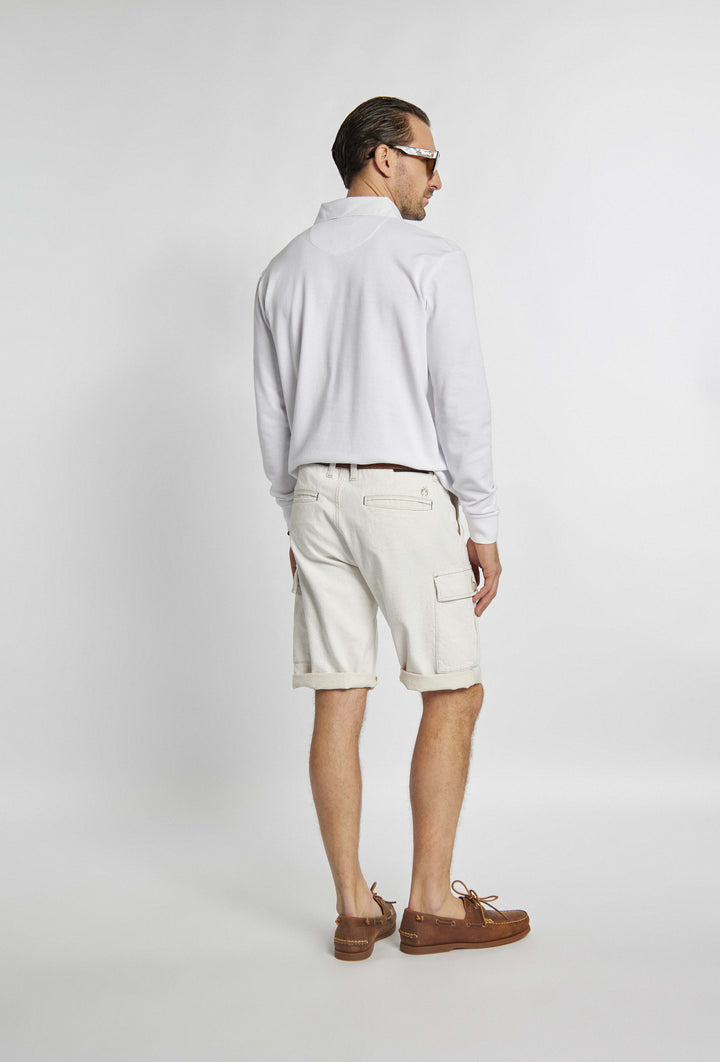 Short pants in ecru color with stylish leg pockets