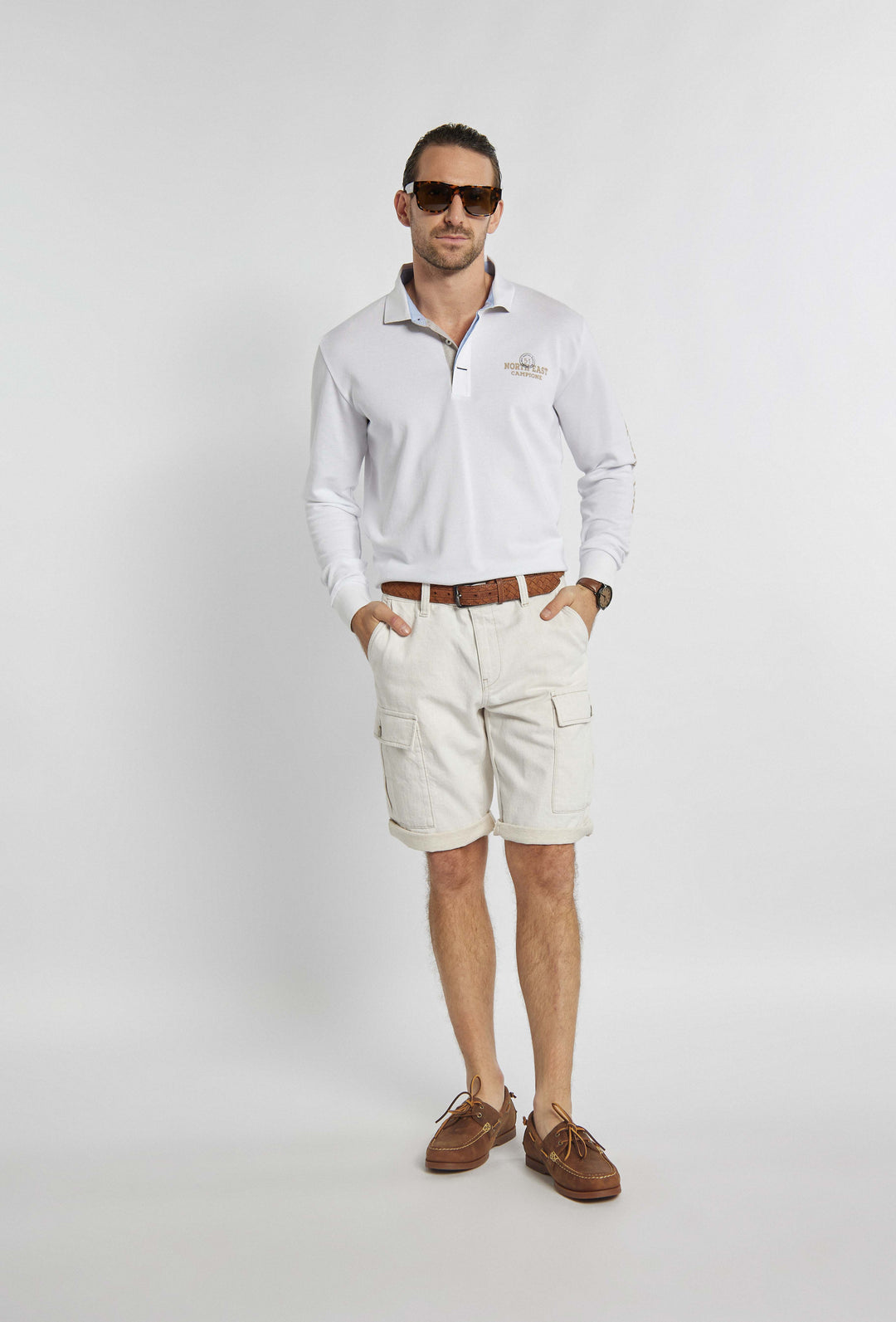 Short pants in ecru color with stylish leg pockets