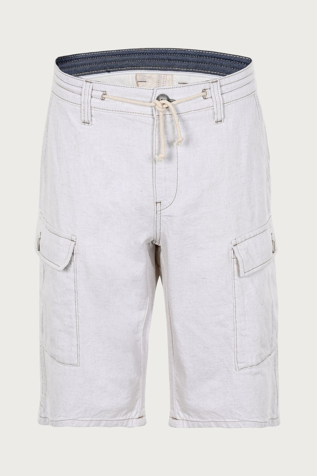 Short pants in ecru color with stylish leg pockets