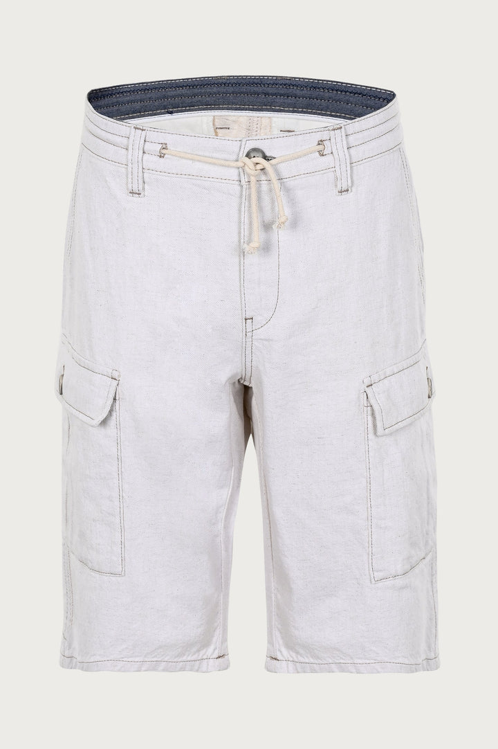 Short pants in ecru color with stylish leg pockets