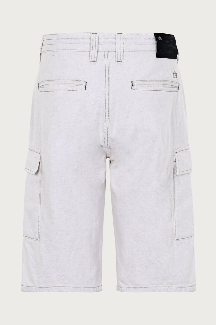 Short pants in ecru color with stylish leg pockets