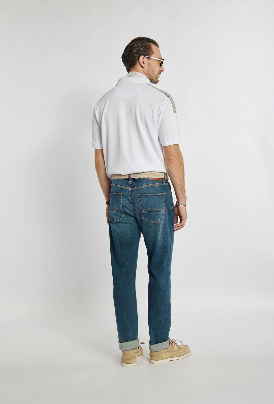 Klassieke marineblauwe jeans met decoratieve stiksels