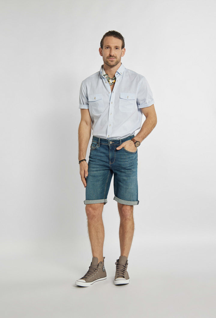 Korte broek van denimstof, opgerold