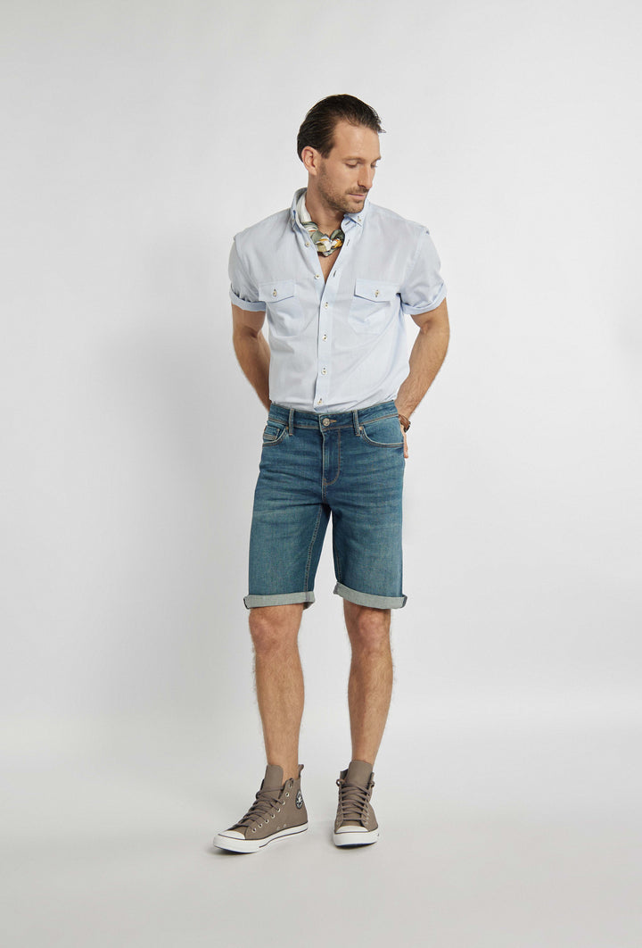 Korte broek van denimstof, opgerold