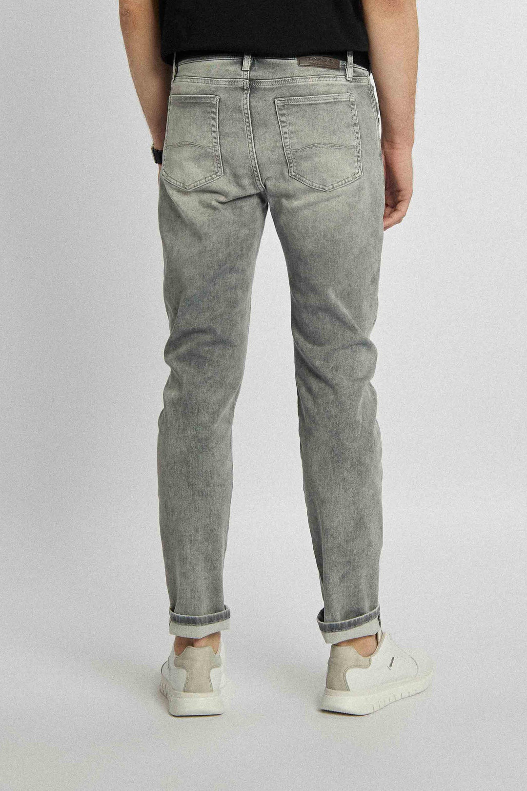 Pantalon long en jean de couleur grise avec coupe droite